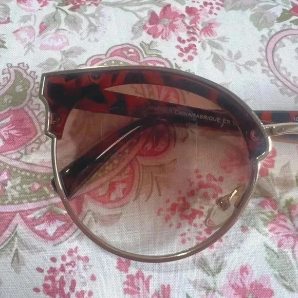 Urban Outfitters Brown Tortoiseshell Cateye Sunglasses Gold Rims - Picture 2 of 7
